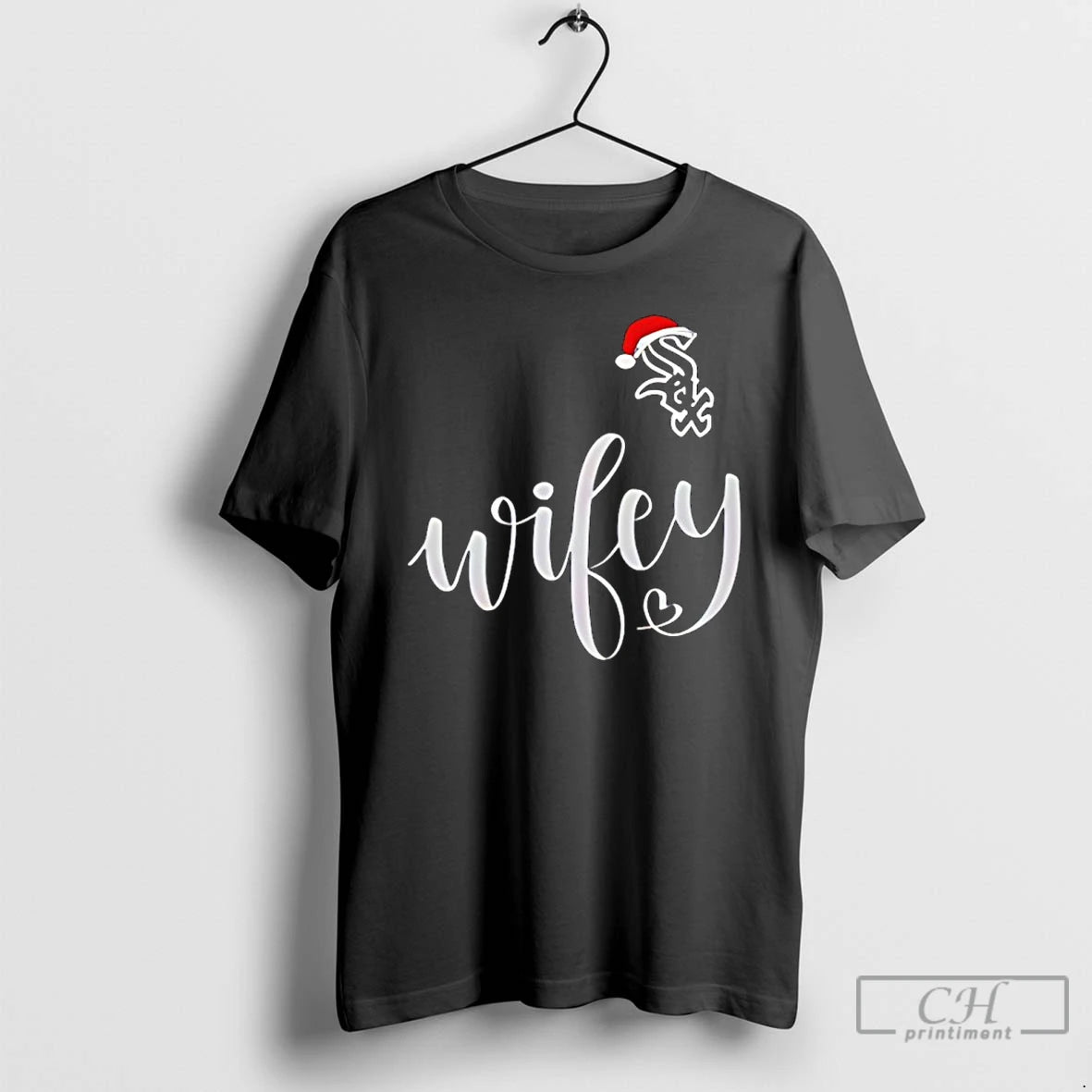 Classic Wifey Chicago White Sox Santa Hat Merry Christmas T-Shirts, Hoodie, Sweatshirt | AU18TeeNovaLab.com